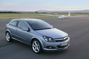 Opel Astra GTC con parabrisas panorámico 