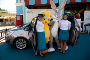Opel lleva a Parque Warner y a Terra Mítica el primer coche con «nanny de serie»