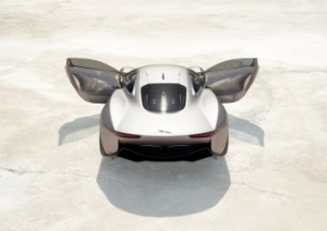 Pasado, Presente y Futuro de Jaguar se reúnen en una exposición espectacular en centro financiero de Madrid.