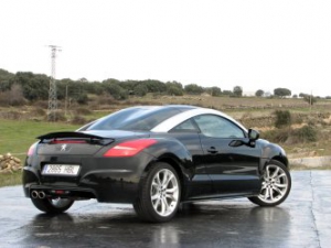 Peugeot RCZ con Scooter Satelis de regalo