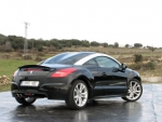 Peugeot RCZ con Scooter Satelis de regalo