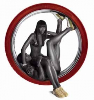 Pirelli lanza una nueva colección de ropa con Naomi Campbell como imagen
