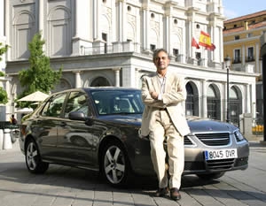 Plácido Domingo se mueve por Madrid en un Saab