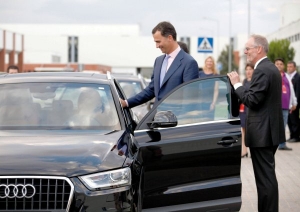 El Príncipe Felipe visita la planta de producción donde se fabrica el nuevo SUV compacto.