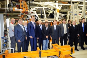 El Príncipe y las autoridades en un momento de la visita.