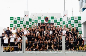 El equipo Red Bull al Completo en el pódium, los más rápidos y los más pillos.
