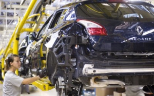 Renault pone en marcha un complemento de fabricación nocturno en la factoría de Palencia