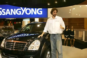 Salón de Madrid 2006: Pau Gasol descubre la capacidad del Ssangyong Rexton II