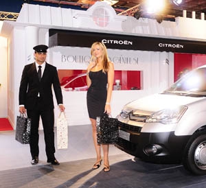 Salón del Automóvil de Madrid 2008: La modelo más alta del mundo pierde su reto con Citroën