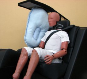Toyota desarrolla el primer airbag central del asiento trasero del mundo