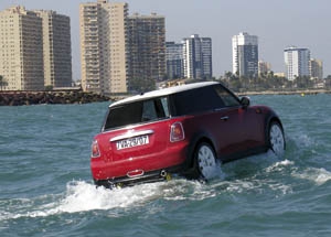 Un MINI se adentra en el mar