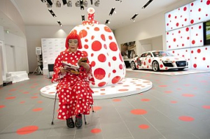 Una creación de Kusama sobre el R8 desea buenaventura a Audi tras su centenario