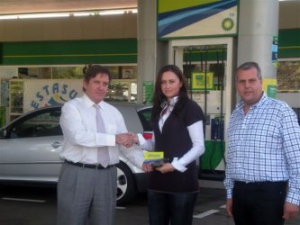 Una tinerfeña gana el premio de mil euros en carburante de BP Ultimate